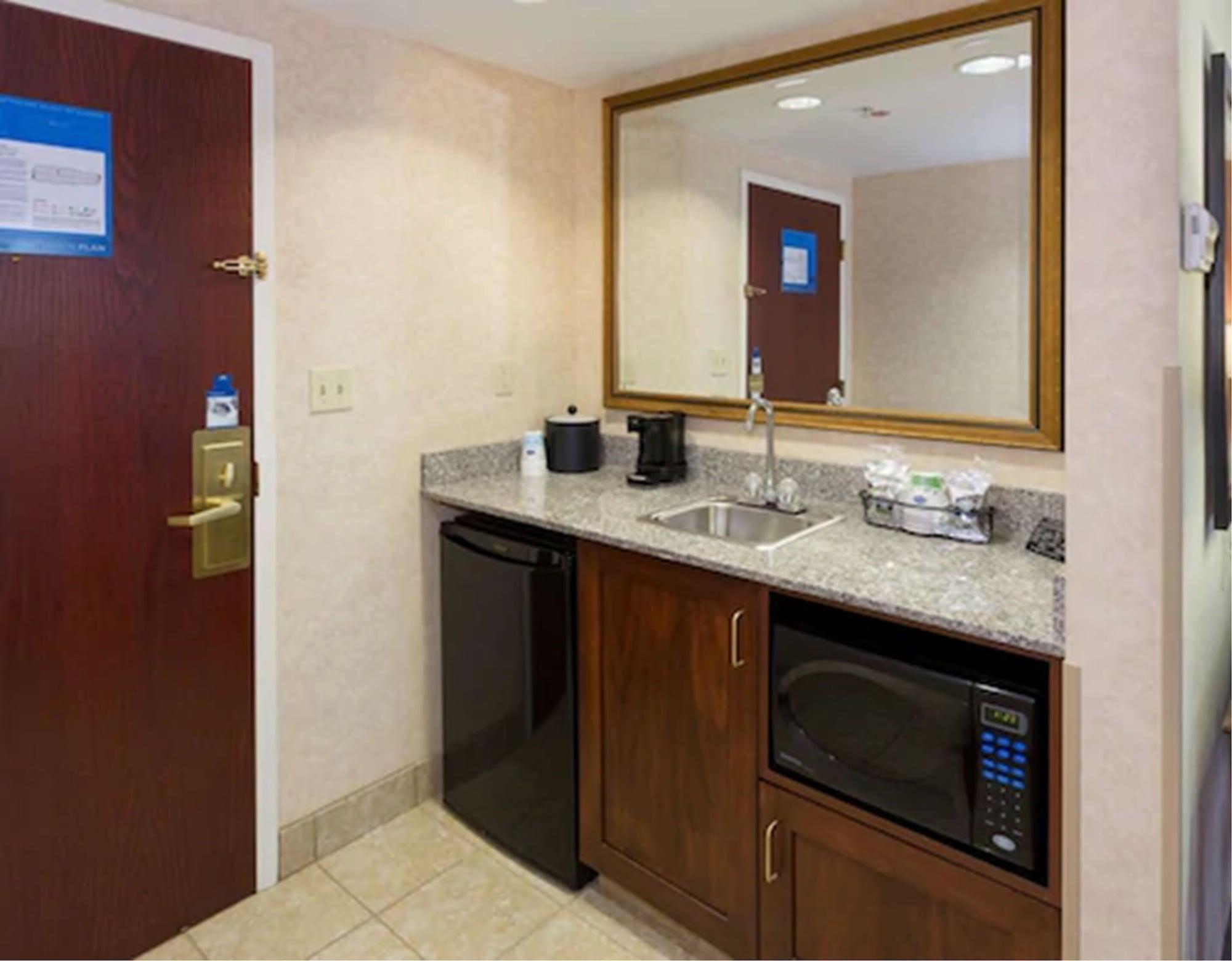 Hampton Inn & Suites Cleveland-Бічвуд Екстер'єр фото